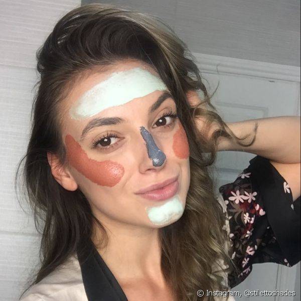 A máscara deve ser usada logo depois de limpar o rosto, para melhorar a fixação dos seus produtos de make (Foto: Instagram @stilettoshades)
